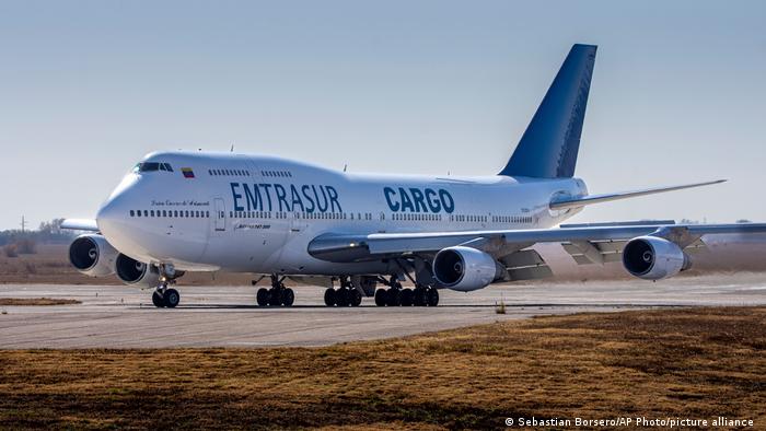 Ultimos cinco tripulantes del avion de Emtrasur salen de Argentina181022