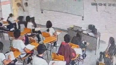 apunala a su profesora