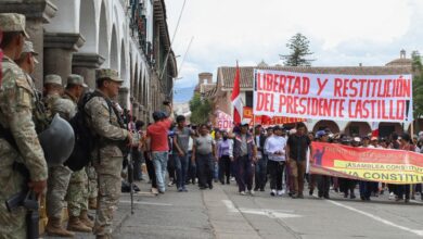 Militares resguardan la zona de Ayacucho Peru mientras se realiza una protesta antigubernamental el 15 de diciembre de 2022