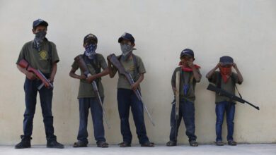 Ninos sostienen armas de entrenamiento algunas reales y otras falsas durante una exhibicion en Ayahualtempa Guerrero Mexico el 28 de abril de 2021