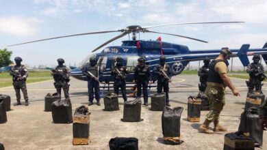 Un alijo de dos toneladas de droga incautado por la Armada de Ecuador cerca de la costa de la ciudad de Esmeraldas el 4 de febrero de 2024