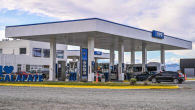 Vista general de una gasolinera YPF en El Calafate Santa Cruz Argentina 11 de diciembre de 2023