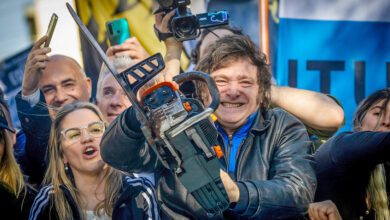 El presidente Javier Milei levanta una motosierra durante un mitin en San Martin Buenos Aires Argentina el 25 de septiembre de 2023