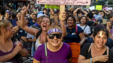 Personas se manifiestan por el Dia Internacional de la Mujer en Buenos Aires Argentina el 8 de marzo de 2023