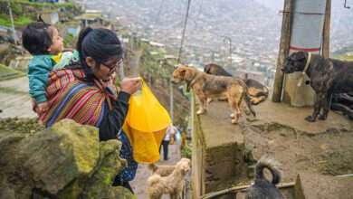 Una mujer sale con su almuerzo de un comedor social en el distrito de Villa Maria del Triunfo en las afueras del sur de Lima Peru el 21 de septiembre de 2023