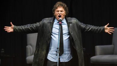 El presidente argentino Javier Milei canta durante la presentacion de su libro en el estadio Luna Park de Buenos Aires el 23 de mayo de 2024