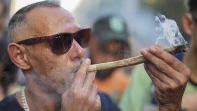 Un hombre fuma un cigarro de marijuana en la manifestación cannábica en Sao Paulo el 16 de junio de 2024
