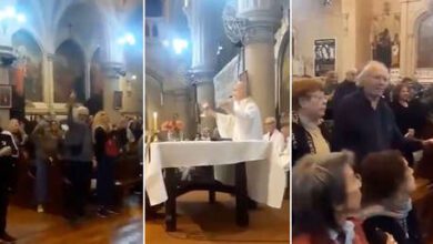 sacerdpte y feligreses cantan contra milei