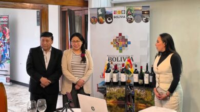 Funcionarios de la Embajada de Bolivia en Lima Perú, promoviendo los vinos de Bolivia