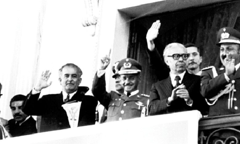Mario Gutiérrez (FSB), Hugo Banzer y Víctor Paz Estenssoro (MNR) en el palco del Palacio