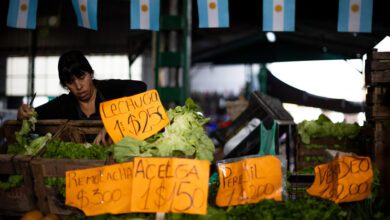 Una mujer vende verduras en el Mercado Central de Buenos Aires, 1 de septiembre de 2023