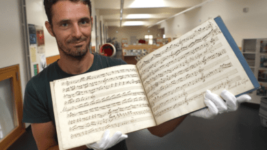 El bibliotecario Holger Kraft sostiene la pieza descubierta de Mozart en sus manos.