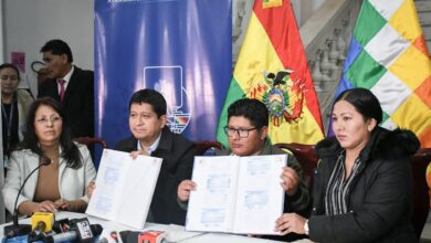 El presidente de la Comisión Mixta de Justicia Plural, Roberto Padilla (centro), muestra el libro de las postulaciones registradas. Foto Cámara de Senadores