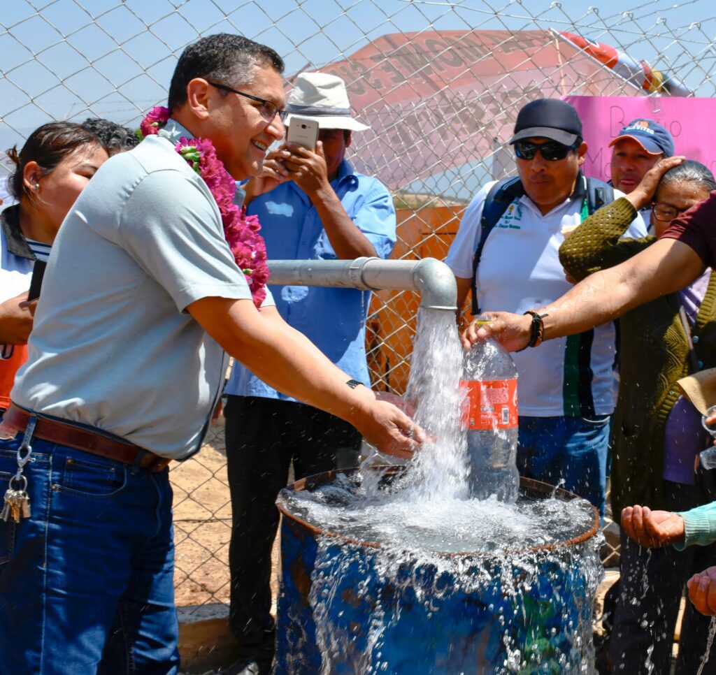 El Gobernador inaugura un pozo que beneficiará a 13 Barrios, en Monte Sud El Gobernador inaugura un pozo que beneficiará a 13 Barrios, en Monte Sud