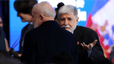 El asesor para asuntos internacionales del gobierno brasileño, el excanciller Celso Amorim, junto al presidente brasileño, Luiz Inácio Lula da Silva