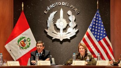 El entonces ministro de Defensa peruano, Jorge Chávez Cresta, junto a la generala Laura Richardson, jefa del Comando Sur