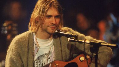 Cobain tocó con un saco raído que terminó subastándose por 334 mil dólares.