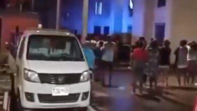 Hombre lanza a su hija de tercer piso y esta muere, él es linchado y también pierde la vida