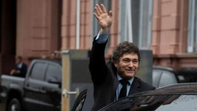 Javier Milei saluda tras reunirse con Emmanuel Macron en la Casa Rosada, Buenos Aires, el 17 de noviembre