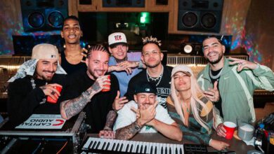 La canción es interpretada por Karol G, Balvin, Feid, Maluma, Ryan Castro, Blessd, Ovy on the Drums y DFZM.
