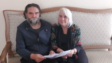 La investigadora del CREM, Rosalía Martínez, hizo la entrega de las copias digitales de grabaciones de 11 colecciones que contienen los registros sonoros.