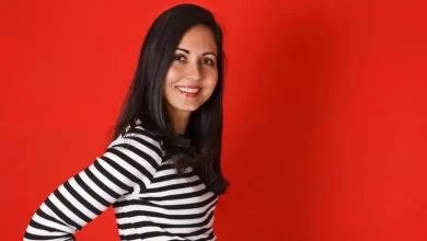 Liliana Colanzi es académica de la Universidad de Cornell, en Estados Unidos. Además de Ustedes brillan en lo oscuro (2022), es autora de Nuestro mundo muerto (2016) y Vacaciones permanentes (2010).
