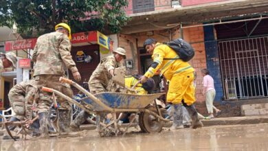 Militares ayudando a limpiar zonas afectadas por las inundaciones