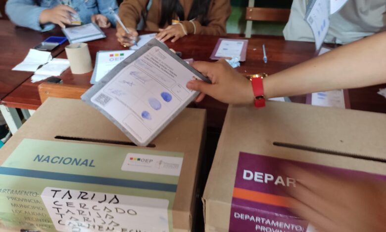 Emitiendo voto en una mesa de sufragio en Tarija