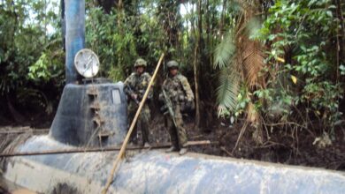 Soldados colombianos sobre un submarino confiscado construido por narcotraficantes en Timbiqui, Colombia, 14 de febrero de 2011.