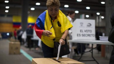 Una mujer vota en la consulta y referéndum de Ecuador en Madrid, España, 21 de abril de 2024
