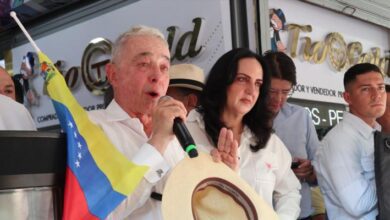 Álvaro Uribe clamó por una intervención militar internacional en Venezuela, frente a un reducido grupo de seguidores en Cúcuta, Colombia