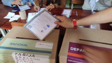 Emitiendo voto en una mesa de sufragio en Tarija