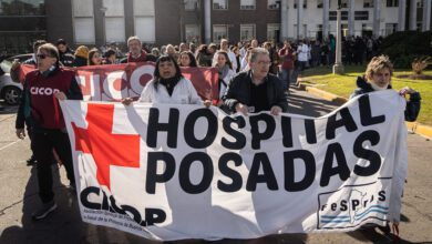 Protesta de trabajadores y pacientes del Hospital Nacional Posadas en Buenos Aires, Argentina, ante despidos y recortes de presupuesto.