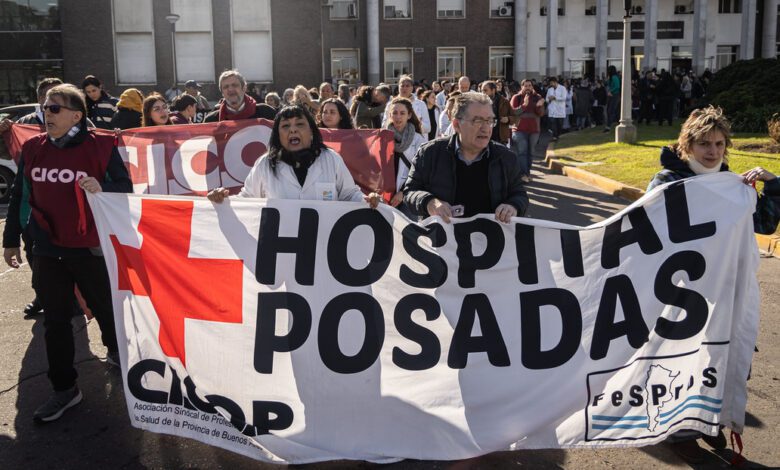Protesta de trabajadores y pacientes del Hospital Nacional Posadas en Buenos Aires, Argentina, ante despidos y recortes de presupuesto.