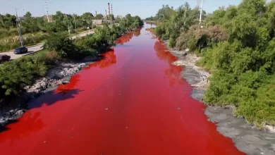 Agua color sangre alarma a los vecinos de Buenos Aires