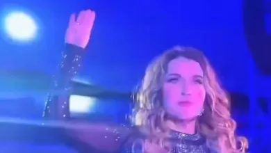 Alicia Villarreal realizando la señal de ayuda