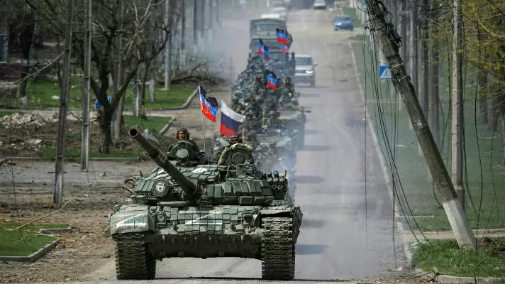 21 de abril de 2022 una columna de vehículos blindados de fuerzas prorrusas en la ciudad portuaria de Mariúpol, en el óblast de Donetsk Federación de Rusia