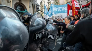 Pensionistas chocan con la Policía, en Buenos Aires, el 4 de septiembre de 2024.