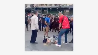 Policía argentino agrede brutalmente a una mujer de la tercera edad