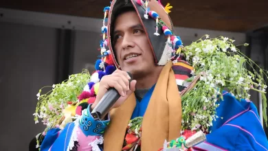 Andrónico Rodríguez luce regalos y una bastón de mando en Potosí, el sábado.