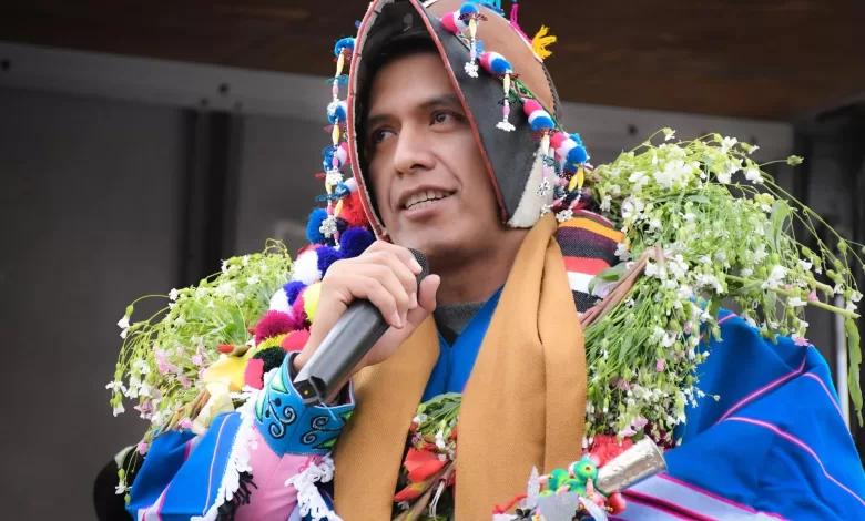 Andrónico Rodríguez luce regalos y una bastón de mando en Potosí, el sábado.