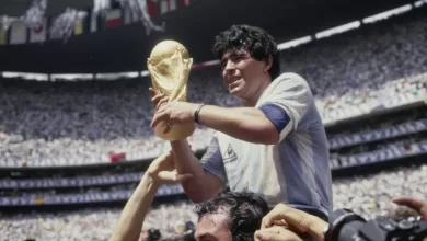 Diego Armando Maradona sostiene el trofeo de la Copa Mundial en el Estadio Azteca, 29 de junio de 1986.