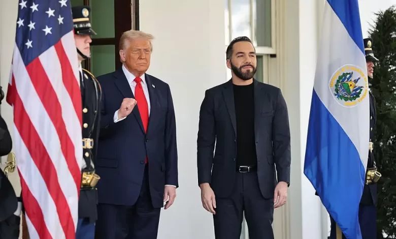 Donald Trump recibe a Nayib Bukele en la Casa Blanca el 14 de abril de 2025.