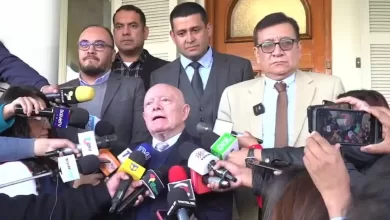 El presidente del Tribunal Supremo Electoral (TSE) Oscar Hassenteufel y el titular del Tribunal Constitucional Plurinacional (TCP) Gonzalo Hurtado, en declaraciones a la prensa.