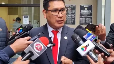 El procurador general del Estado Ricardo Condori es entrevistado por la prensa.