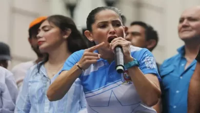 González y otros dirigentes de la Revolución Ciudadana , incluido el exmandatario Rafael Correa, denunciaron un presunto «fraude» al creer que los resultados entregados por el CNE son «imposibles».