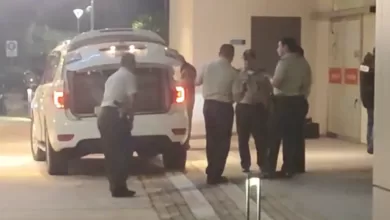 La Policía verifica el vehículo de las víctimas