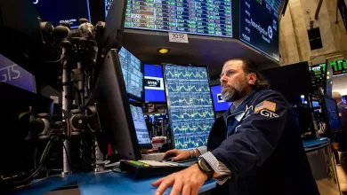 Un operador trabaja en el parqué de la Bolsa de Valores de Nueva York, el 9 de abril de 2025.