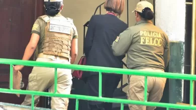 Juez Lilian Moreno llega a La Paz en custodia