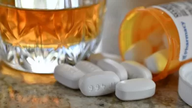 Beber alcohol con algunos medicamentos significa que es posible que la medicina no funcione tan bien.